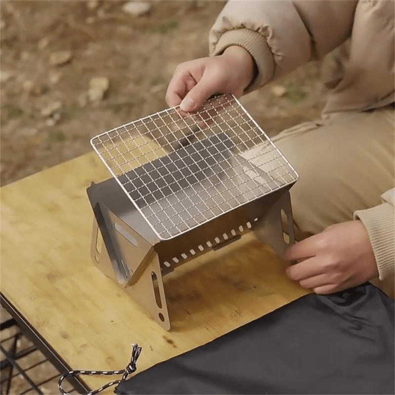 Ein tragbarer Edelstahlgrill für den Außenbereich, ein Mini-Campingofen mit Belüftung, ein Klappgrill für Picknick und BBQ-Campingzubehör